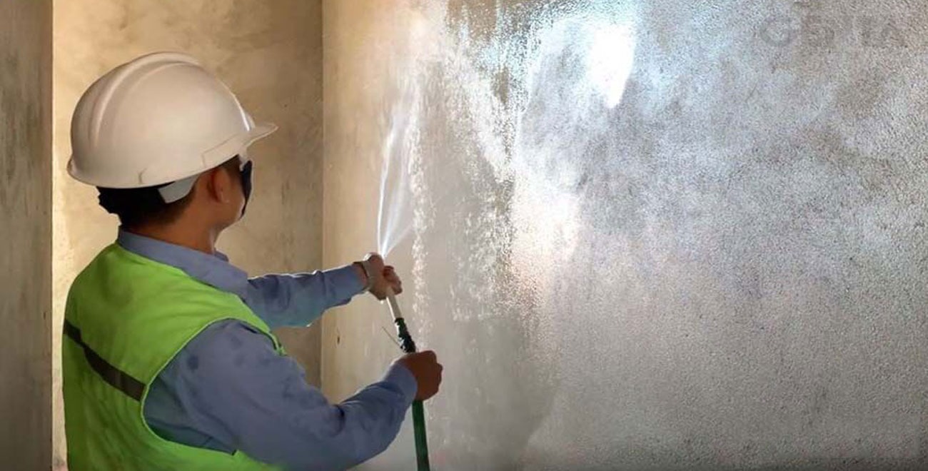 giữ ẩm cho tường mới trát khi thời tiết khô hanh